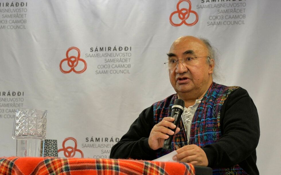 Francisco Calí Tzay fra Guatemala ble i 2021 valgt til FNs spesialrapportør for urfolks rettigheter. Bildet er fra samekonferansen i Gällivarre nylig, der han holdt tale. Under oppholdet hadde han også møter med sametingspresident Silje Karine Muotka og representanter for samiske organisasjoner. Han fikk informasjon om både Øyfjellet og ikke minst Fosen-saken.
 Foto: Steinar Solaas