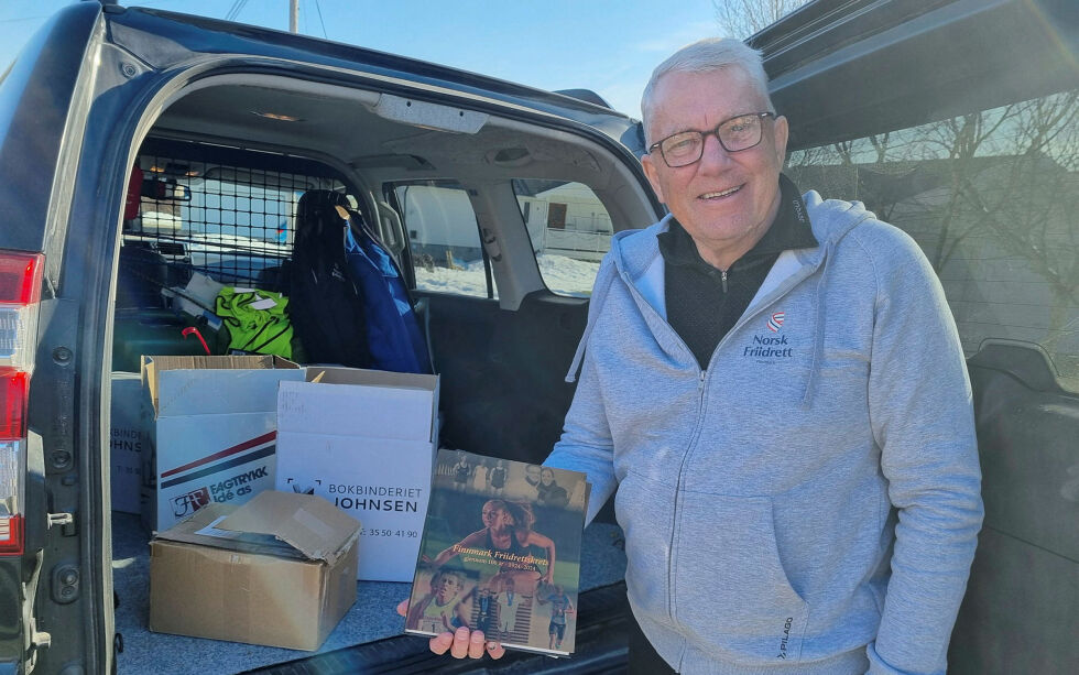 Ernst Mortensen hadde en tungt lastet bil da han nylig var på «turné» i Finnmark for å distribuere bøkene om Finnmark friidrettskrets sin 100-årige historie.
 Foto: Torbjørn Ittelin