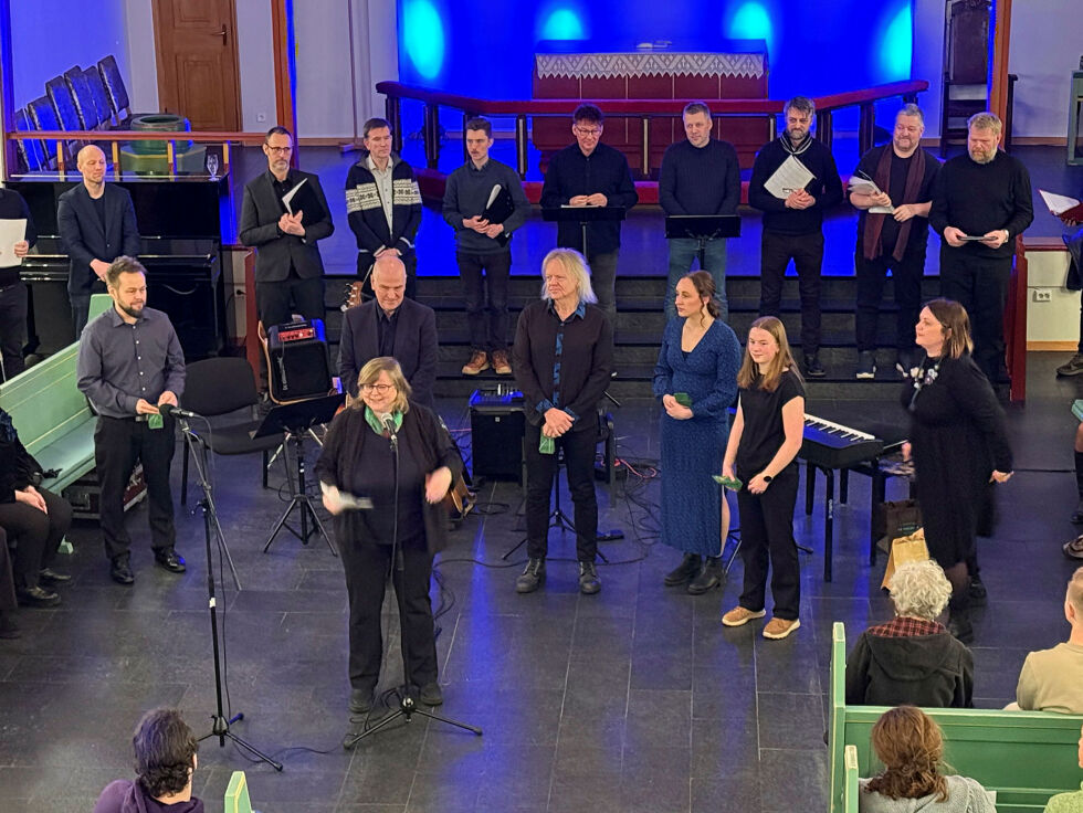Her takkes Katharina Bartsch, band, solister og diktleser Sofie Elise Punsvik av etter konserten av Ane-Marie Hjelm Solli (til høyre) på vegne av menigheten.
 Foto: Hallgeir Henriksen