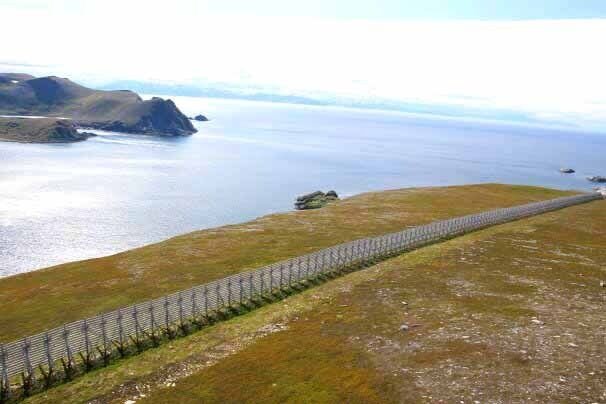 – Det enkle kan ofte være det beste, sier Statens vegvesen, som i løpet av høsten bygger totalt én kilometer med nye sneskjermer i Finnmark, fordelt med seks skjermer på Nordkyn og én i Hasvik.
 Foto: Trond Jøran Nilsen/Statens vegvesen