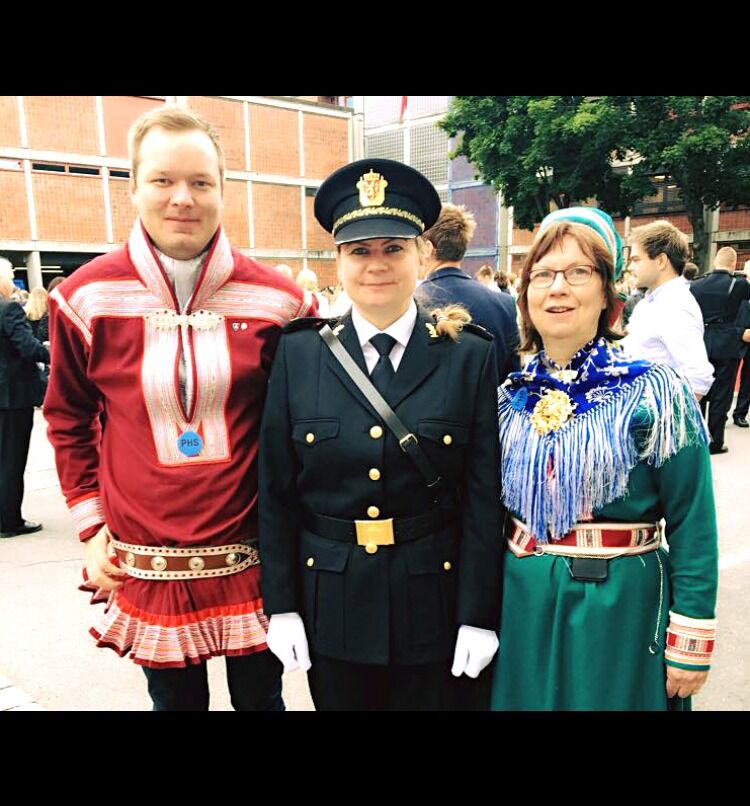 Anita Vasara fikk besøk av broren Johan og mora Marit Ravdna når hun fikk sitt synlige bevis på endt politiutdanning.
 Foto: Privat