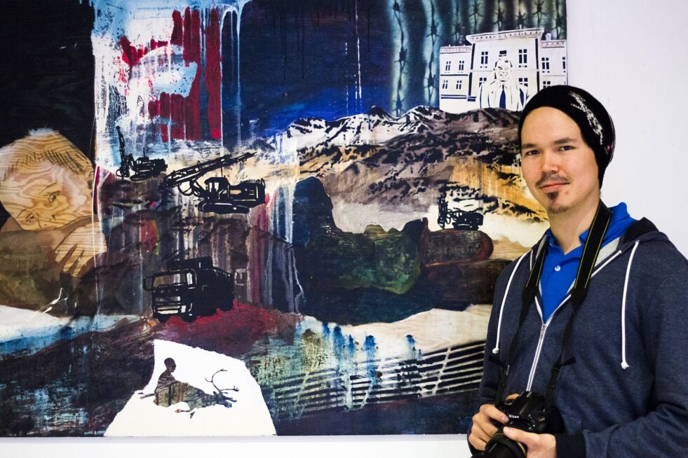 Benjamin Broberg finner Anders Sunnas verk både interessant og imponerende.
 Foto: June Helén Bjørnback