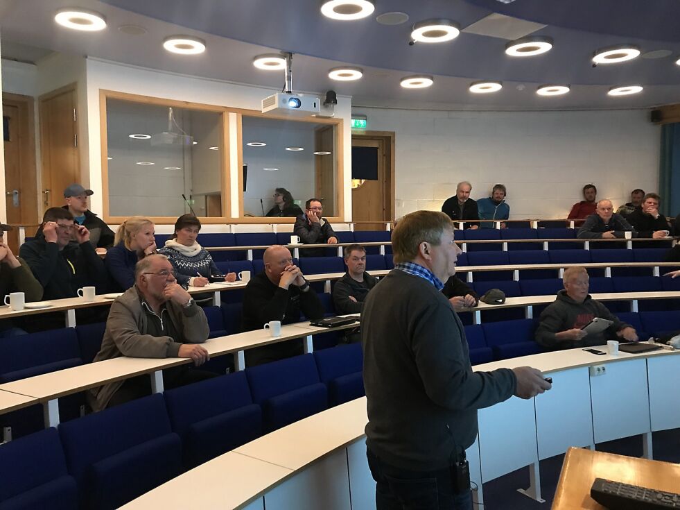 FeFo-direktør Jan Olli fikk mange spørsmål om bruk av pasvikskogen fra flere av de 35 fremmøtte på folkemøtet på Svanvik.
 Foto: Robert Greiner, FeFo
