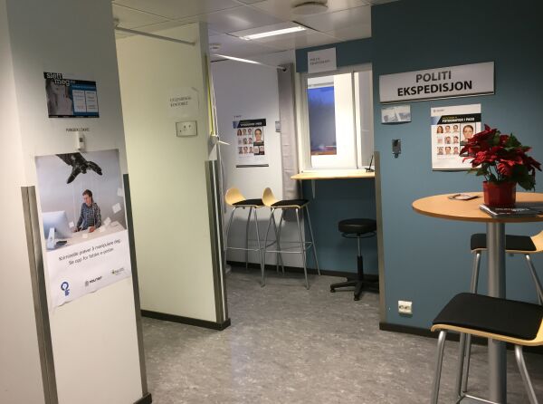 Stenger dørene på politistasjonene
