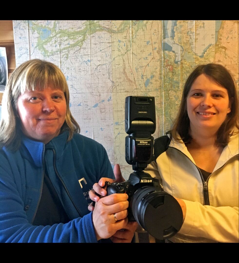 Gry Ingebretsen, daglig leder Stabbursnes naturhus og museum, og Karoline Salmila, nasjonalparkforvalter Stabbursdalen nasjonalpark, oppfordrer alle som skal ferdes i Stabbursdalen til å ta bilder og delta i fotokonkurransen.
 Foto: Svein Sjøveian