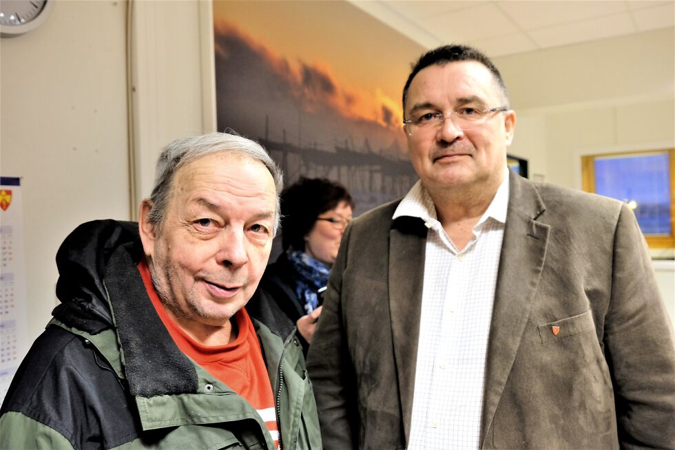 Tirsdag var Einar R. Johansen (til venstre) igjen i Nessebys kommunestyresalen, og møtte blant andre ordfører Knut I. Store.
 Foto: Bjørn Hildonen