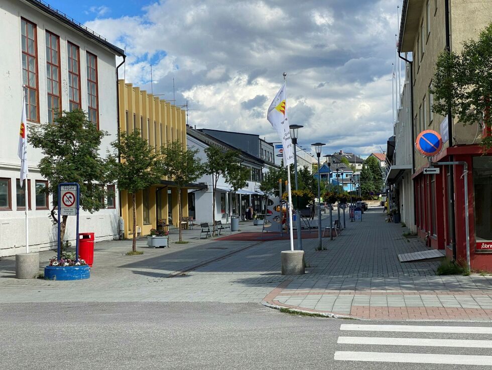 Gågata i Kirkenes syder ikke av liv til vanlig heller, men sist lørdag var det ikke én sjel å se da Ságat reporter var i byen. Foto: Hallgeir Henriksen
 Foto: Hallgeir Henriksen