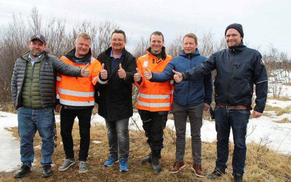 Re­pre­sen­tant­ene fra både Nes­se­by kom­mu­ne og Mie­ti­nen Ma­skin AS kan igjen set­te tom­me­len opp i for­bind­el­se med det nye næ­rings­sen­te­ret i Var­ang­er­botn. Fra venst­re Roy As­lak­sen, Kjell Bjar­ne Mie­ti­nen, Knut Store, Stå­le Nil­sen, Olaf Tros­ten og Ole Pet­ter Skoglund. Bil­det er tatt vår­en 2019 da de før­s­te plan­ene om nytt næ­rings­sen­ter ble lan­sert. FOTO: TOR­BJØRN IT­TE­LIN