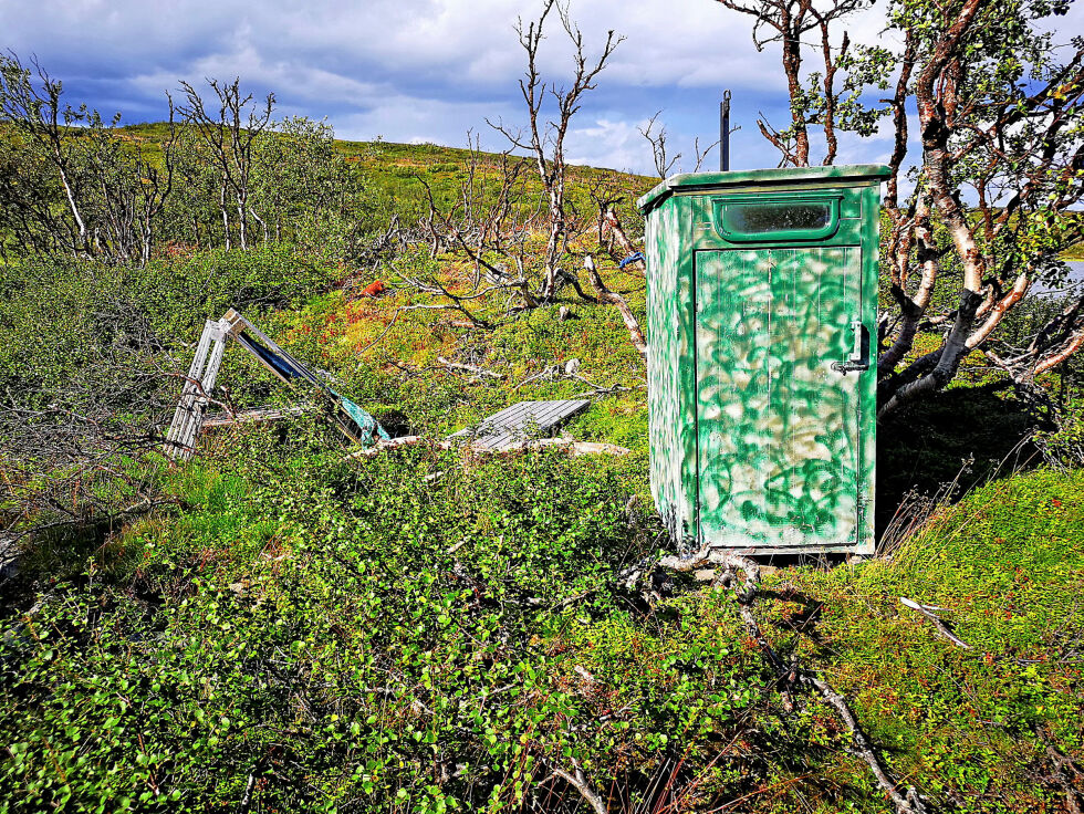Er dette er vesentlig byggverk? Kommuneplanlegger og fungerende kommunedirektør i Porsanger mener det ikke er lov å bygge utedo ved hytta. Den nasjonale byggesaksforskriften unntar mindre tiltak på bebygd eiendom fra krav om søknad og tillatelse, mens gjeldende arealplan har juridisk bindende bestemmelse om at planen ikke er til hinder for mindre vesentlig utvidelse av eksisterende bebyggelse i LNF-områder.