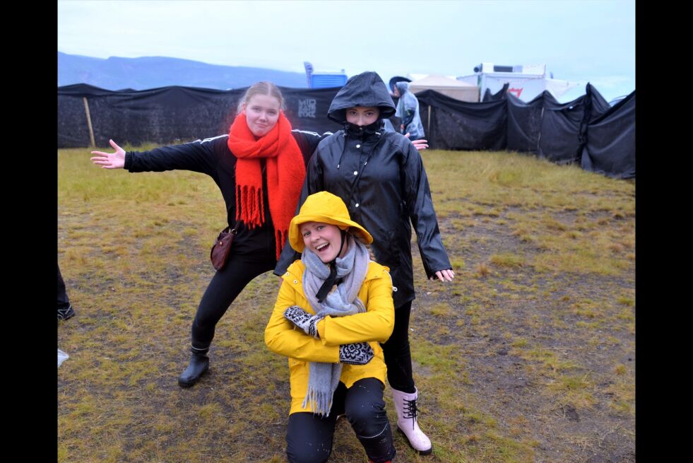 Under Midnattsrocken blir stadig kjente og kjære gjenforent igjen. Også Vilde Haugli Josefsen, Kristin Alice Opgård og Beate Jolma som ønsket å posere ved toalettene.
 Foto: Hannah Persen