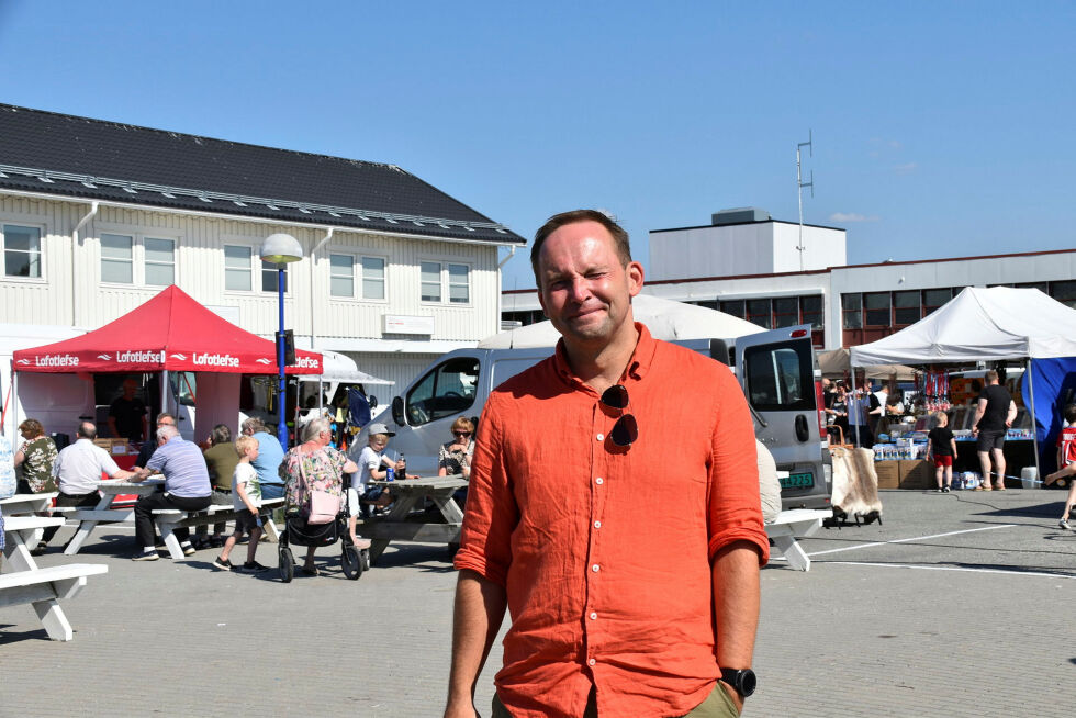 Daniel Jo­han­sen er tyde­lig for­nøyd med opp­mø­tet til den store fol­ke­fes­ten på torget i Laks­elv.
 Foto: Sara Olaussen Stensvold
