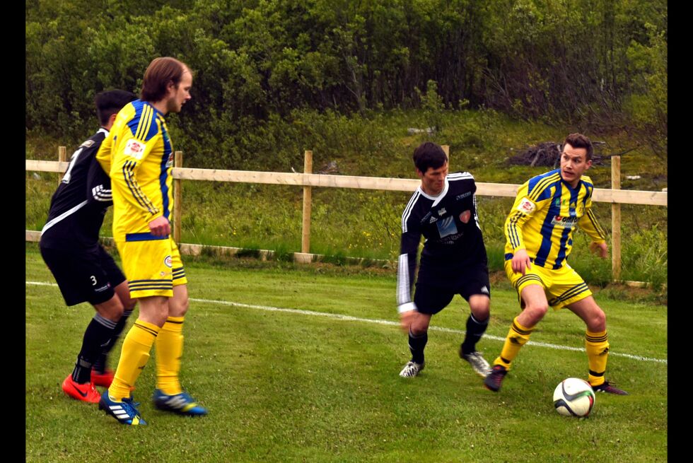 Mandag kveld tok Billefjord 2 imot Porsanger 2 hjemme på Jekkir stadion i Billefjord. Det endte med tap for hjemmelaget i gult. Fra venstre Tage Høybakken Johansen (PIL2), Håkon Thunestvedt (BIL2), Thomas Persen (PIL2) og Hans Magnus Thunestvedt (BIL2).
 Foto: Martin Olsen