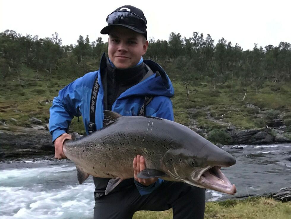 Jovnna Ande Balto Henriksen fra Tana tok i august 2020 en storlaks på 15 kilo i Lággojohka. Så langt i år er snittet på 3,1 kilo.
 Foto: Privat