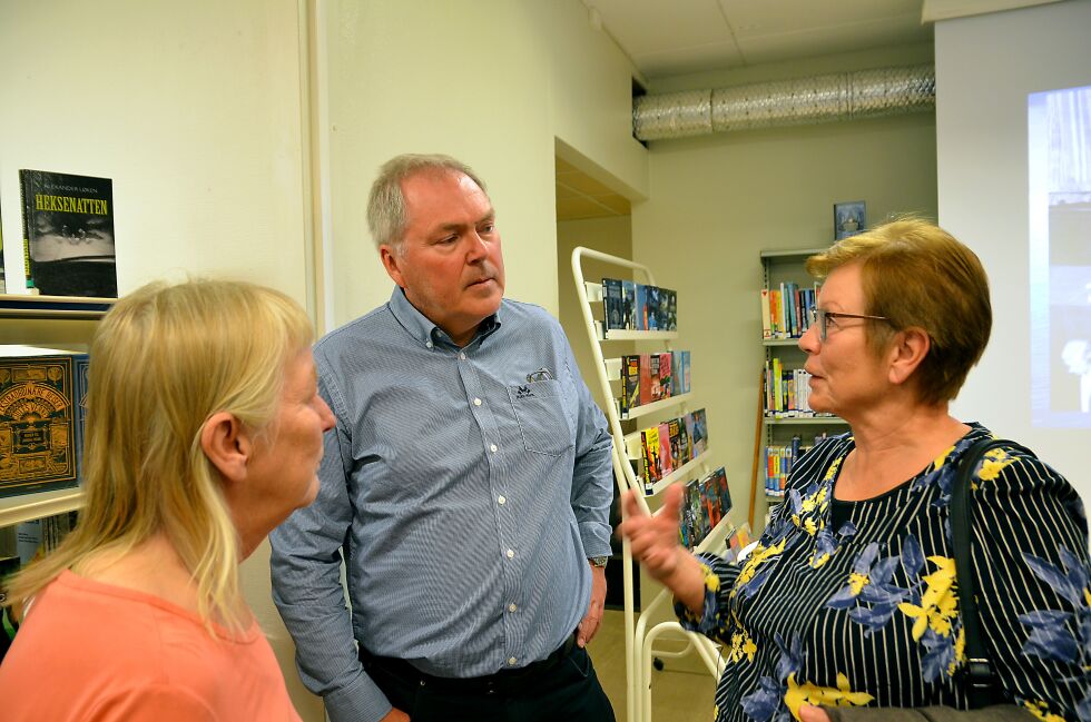 Solfrid og Hilde er døtrene til troppsjef Reier Greiner fra Lakselv. Etter foredraget slo de av en prat med forfatteren.
 Foto: Roger Albrigtsen