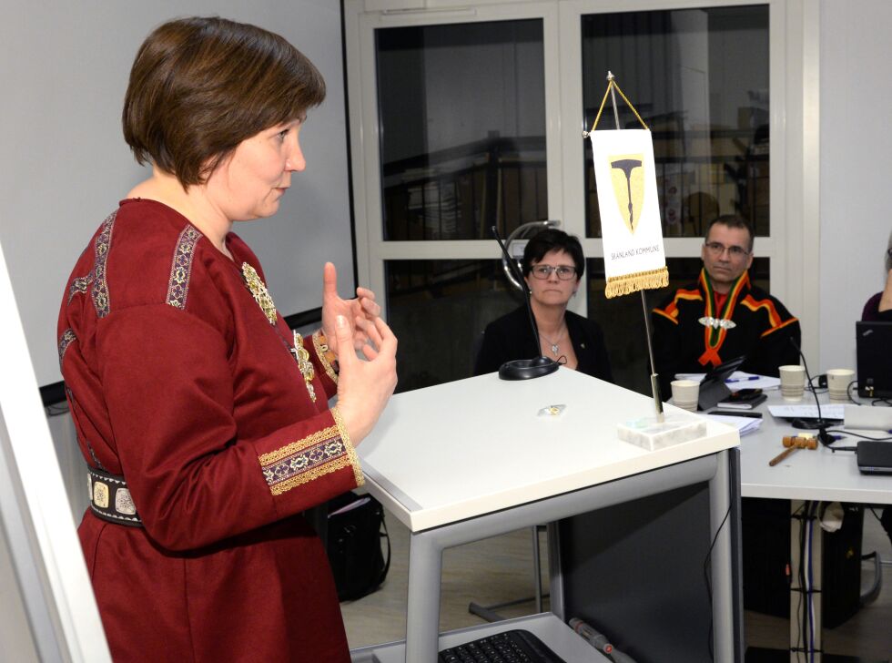 Sametingspresident Aili Keskitalo forteller Skånland kommunestyre om forvaltningsområdet for samisk språk. Ordfører Helene Berg Nilsen (Ap) og varaordfører Odd-Are Hansen (SV) følger godt med.
 Foto: Steinar Solaas
