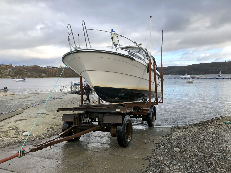 Sikker manøvrering gjorde at båten kom trygt på land, og kunne fraktes til sin faste plass i bukta.
 Foto: Hallgeir Henriksen