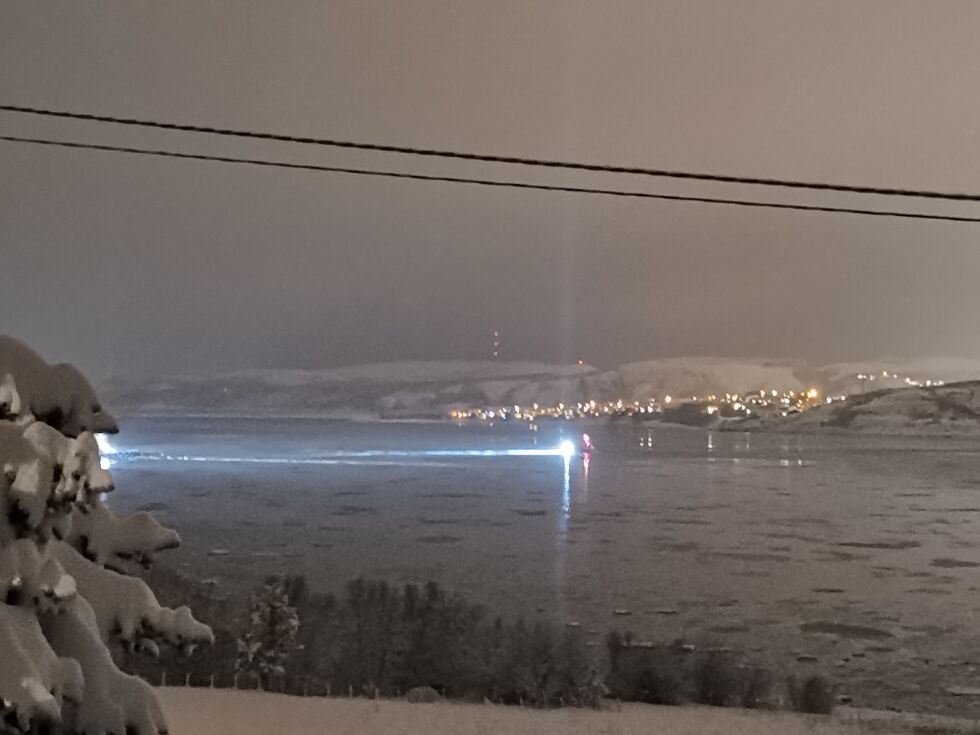 Losbåten på tur til Jakobsnes med rasstrandede bygdefolk.
 Foto: Eva Buvarp
