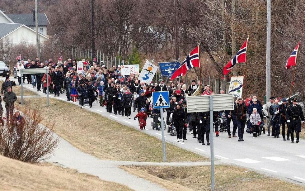 Kjølig vær satte ikke noe demper for oppslutningen i 17. mai-toget i Vestre Jakobselv, der man hadde samlet sammen et korps for anledningen.
BEGGE FOTO: ODD LEHTO