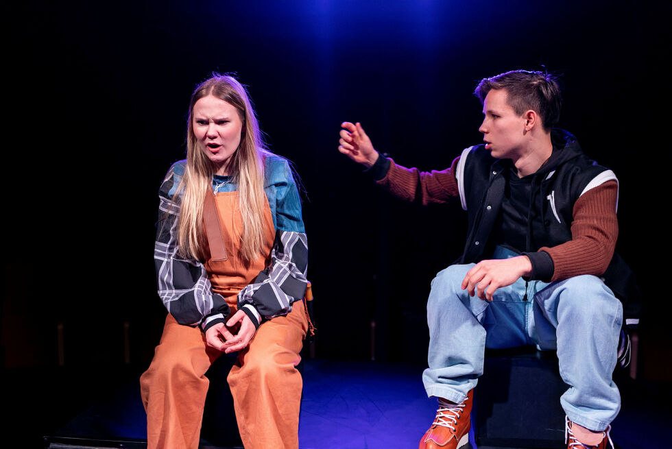 Eila Bal­lo­va­ra Var­si og Kri­sti­an Ta­pio på Beaivváš-scenen.
 Foto: Aslak Mikal Mienna