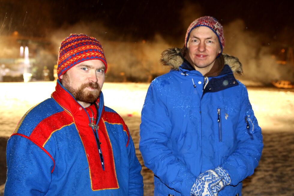 Beaska Niillas fra NSR lot seg provosere da han fikk nyss i at samiskinspirert kunst skulle ildspåsettes og måtte se dette med egne øyne. (Ole Johan Gaup til høyre).
 Foto: Silje L Kvammen