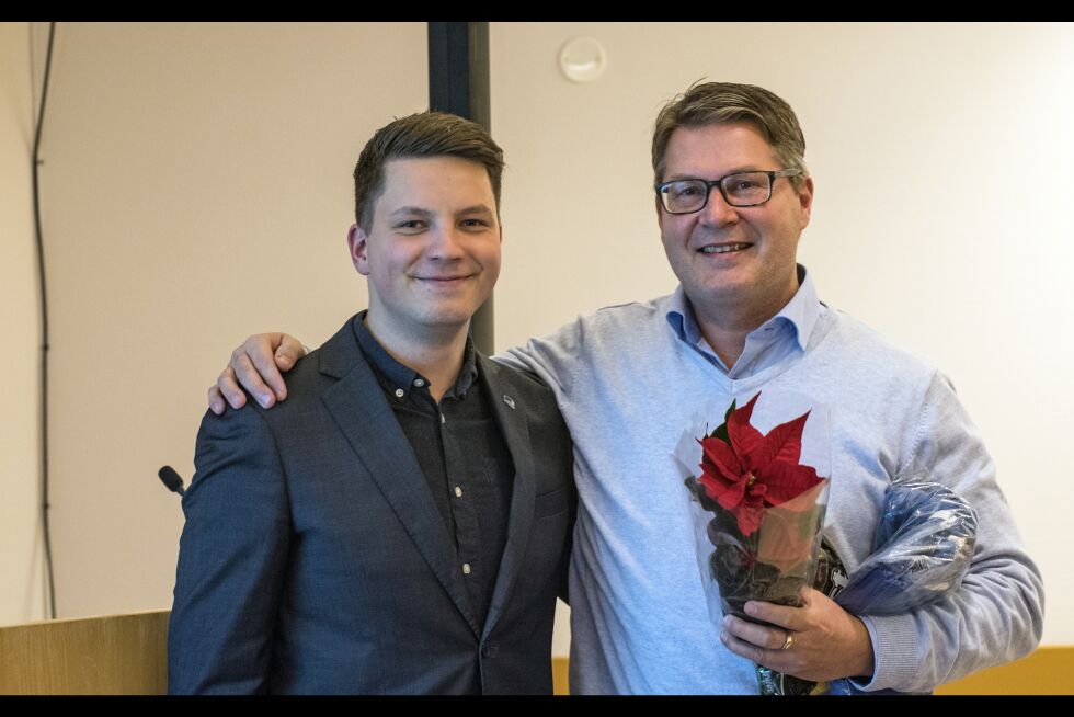 Tidligere leder Jonas Sørum Nymo sammen med nyvalgt leder Tarjei Leinan Mathiesen.
 Foto: Marius Thorsen