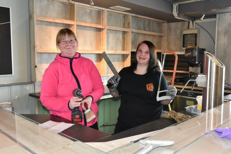 Sonja Marie Olli Marceliussen og Eirin Celin Sætrum har sammen med de andre ansatte hos Porsanger verthus jobbet mange arbeidstimer for å pusse opp Bar Børsson. Det gjenstår fortsatt noe arbeid, men fredag er det igjen klart for tapping av øl og skjenking av vin.
 Foto: Bjørn Arne Johansen