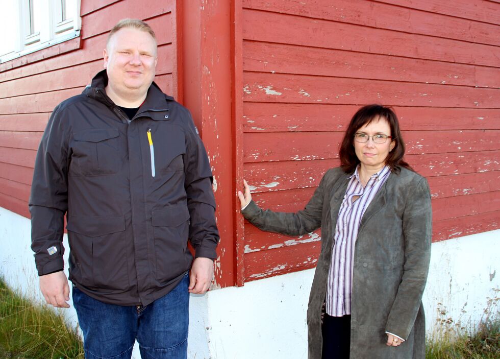 Raymond Pettersen og Merete S. Andersen konstaterer at det er stort behov for maling på skolens ytterpanel.
 Foto: Torbjørn Ittelin