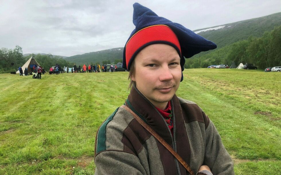 Er Niillas Holm­berg den nye Áillohaš? Det me­ner arr­an­gør­ene bak Ohcejohka šearrá. På lør­dag ar­ran­ge­rer de for­fat­ter­mø­te med Holm­berg, som dess­uten også er mu­si­ker og skue­spil­ler.
 Foto: Birgitte Wisur Olsen