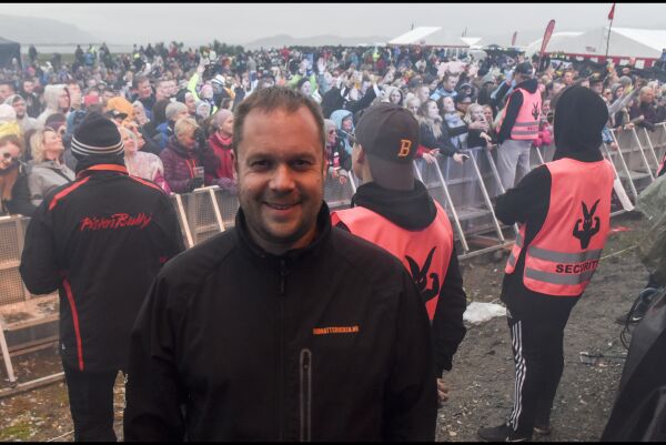 – Ett band er booket