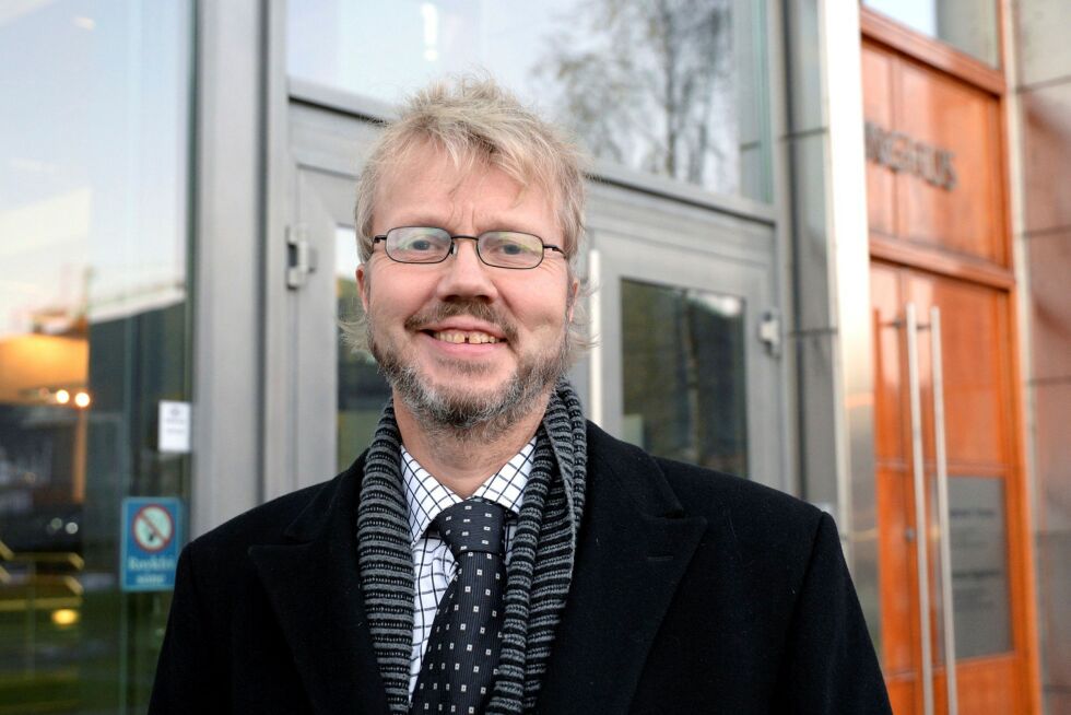 Professor Øyvind Ravna foran tinghuset i Tromsø. Foto: Steinar Solaas
 Foto: Steinar Solaas