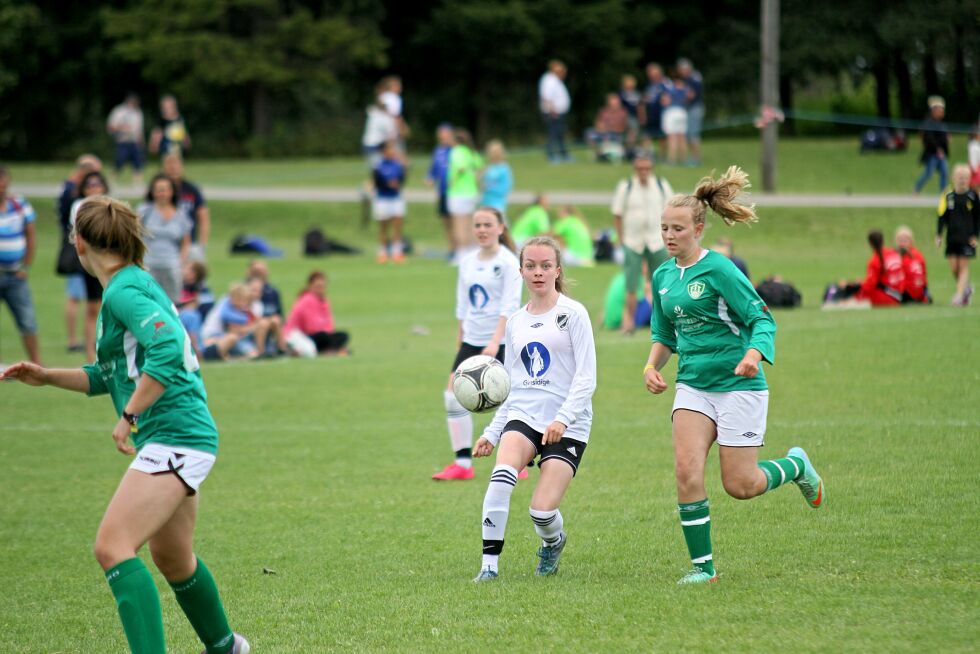 Hedda Seip (midten) i aksjon for Hesseng.
 Foto: Svein Halvor Moe