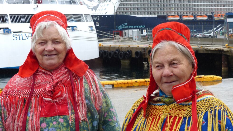 Berit Marie Kemi (til venstre) og Karen Marie Somby er igjen på plass for å selge souvenirer til de mange cruise-turistene som kommer til Honningsvåg.
 Foto: Geir Johansen