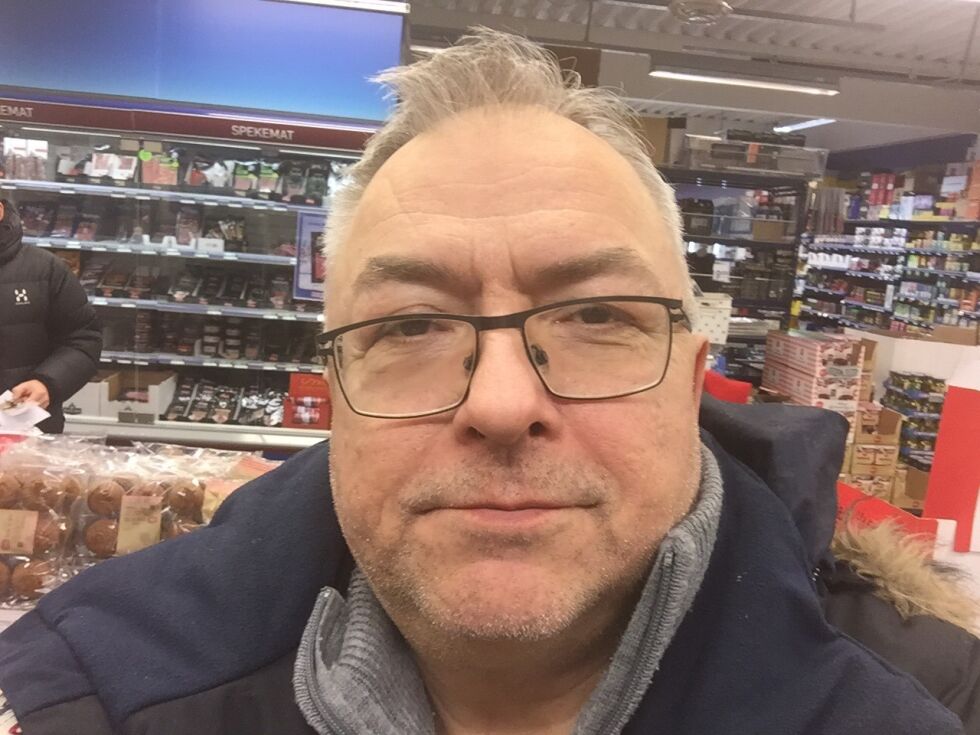 Redaktør Nils Martin Kristiansen må kutte en dag fra sendeskjemaet på grunn av tøffere økonomiske vilkår for viddas eneste uavhengige radiostasjon.
 Foto: Privat