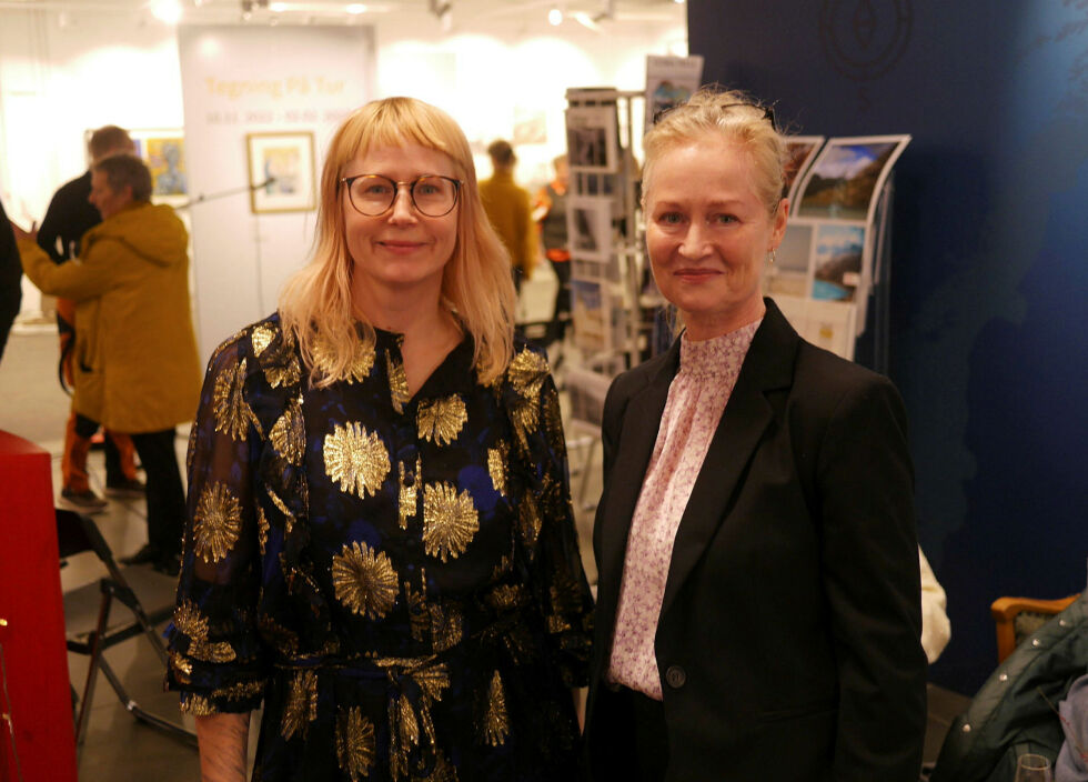 Emma Gunnarsson (til venstre) fra Nordkappmuseet og Lisa Dahl fra Nordnorsk kunstmuseum var stolte over å kunne åpne den nye utstillingen torsdag 10. november.
 Foto: Geir Johansen