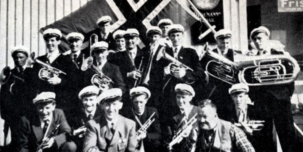 Karasjok Musikkforening en gang på midten av 1950-tallet. Første rekke fra venstre: Torbjørn Eriksen, Martin Hopland, Karl Ingebrigtsen, Birger Maurstad, Harald M. Alstad, Einar Isaksen, Thorbjørn Berg.
Annen rekke fra venstre: Klemet Johnsen, Ivar Soleng, Georg Næss, Håkon Nergård, Jørgen Thomassen, Tor William Berg, Sverre Opdahl, Harald Kåven, Egil Hegge, Thorleif Balto, Klemet Keiven, Otto Sæther.
 Foto: Ukjent