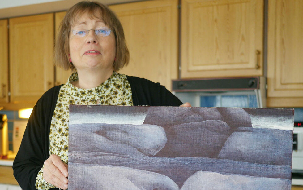 Marit Tjernstad viser her frem det aller siste maleriet som Bjarne Holst arbeidet med; helt inntil han døde i mars 1993. Bildet skulle være en gave til daværende skolesjef i Nordkapp.
Foto: Geir Johansen