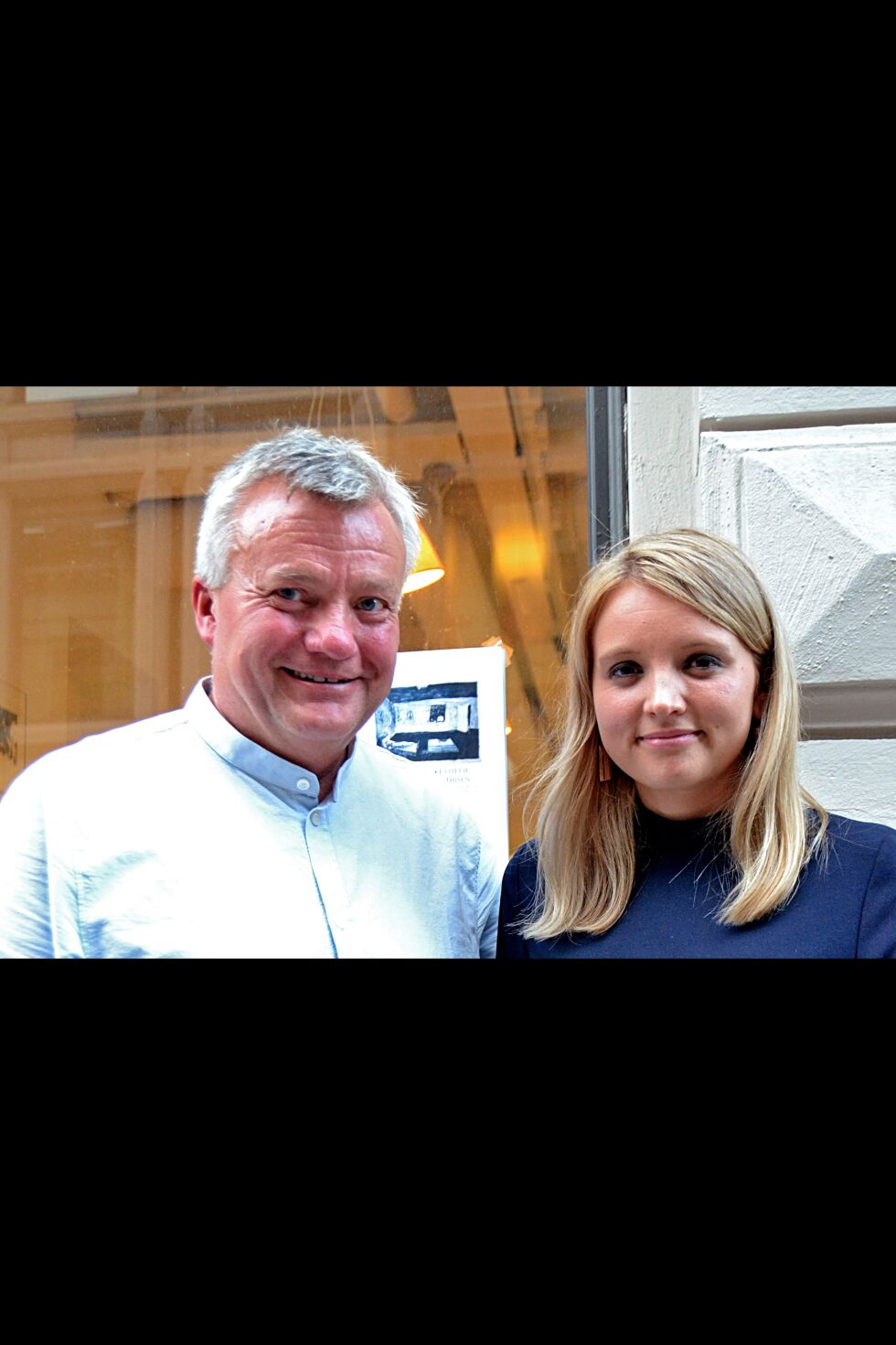 Kathrine Nedrejord med sin far, som var svært stolt og rørt over datterens opptreden.
 Foto: Sunniva Bornøy