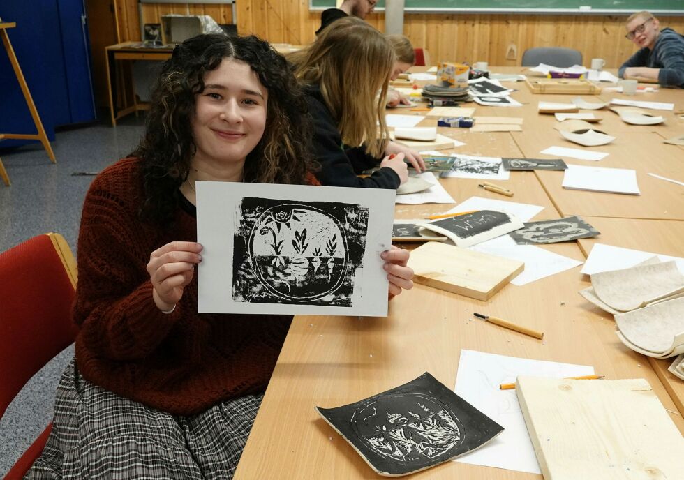 Georgina «Bumble» Freya fra England er fasinert av kunstneren John A. Savio. Hun har laget sitt eget Savio-inspirerte trykk.
 Foto: Yngve Beddari