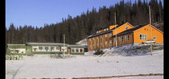 Sameskolen for Midt-Norge kan bli stående tom fra høsten av, og elevene mister tilbudet om språksamlinger. Det er Statbygg som eier bygningsmassen i Hattfjelldal.
 Foto: Samisk menighet