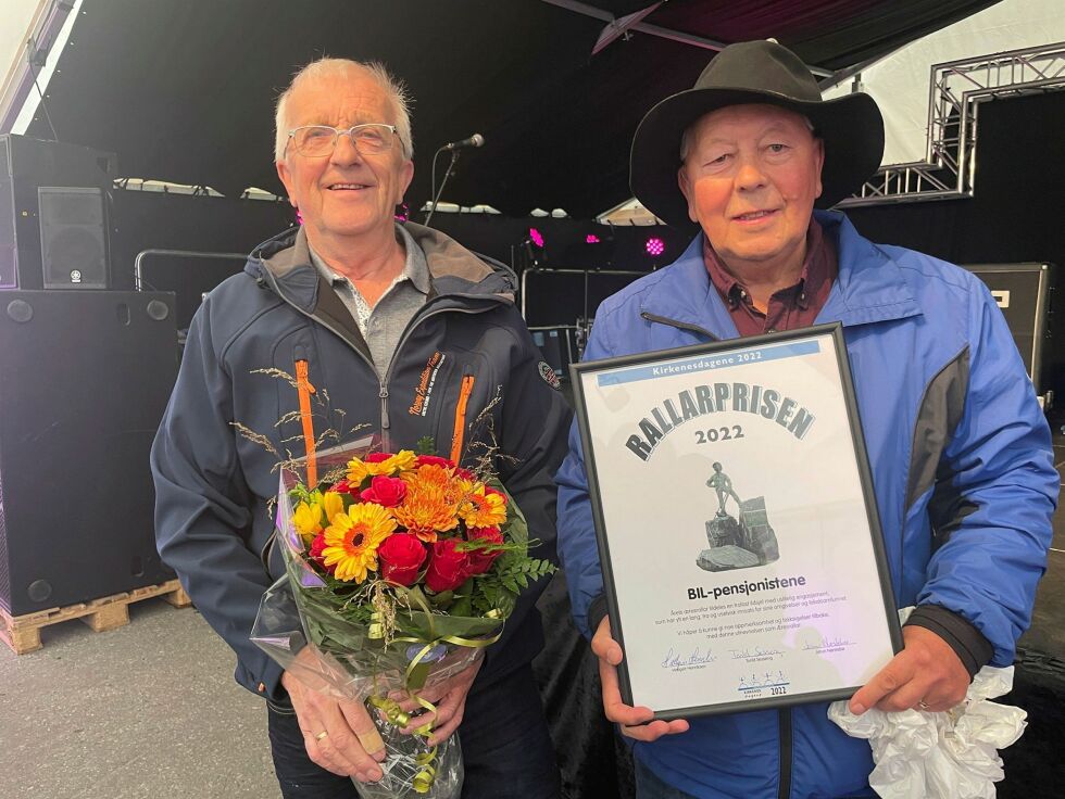 Kjell Kurthi og Einar Berg mottok prisen på vegne av «BIL-pensjonistan», og rallarhatten får nok plass på klubbhuset.
 Foto: Birgitte Wisur Olsen