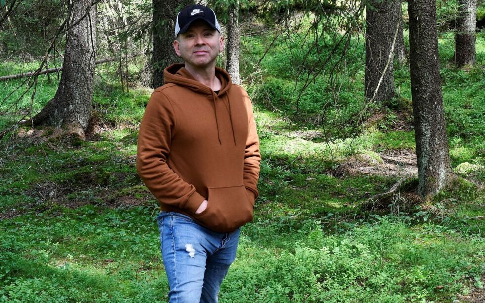 Gjert Rognli jobber som flermedial kunstner, med film, fotografi, performance og skulptur. I sine kunstprosjekter behandler han ofte spørsmål knyttet til identitet, religiøse røtter, tid og den samiske kulturen. Rognli tar naturen og naturkreftene inn i verkene, med referanser til det hverdagslige og surrealistiske. Rognli har mottatt en rekke stipendier og internasjonale priser for sitt arbeid med film og fotografi, og hatt mange separat- og kollektive utstillinger i inn- og utland, blant annet i Louvre museum i Paris.
 Foto: Privat