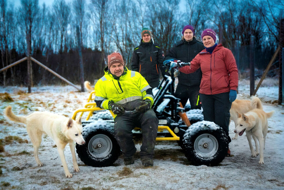 Jonathan (24) og Jacob (20) (i bakgrunnen) er kommet hele veien fra Tyskland for å arbeide for Gøran og Mali (foran) i Pirate Husky.
 Foto: Karolina Ulfig