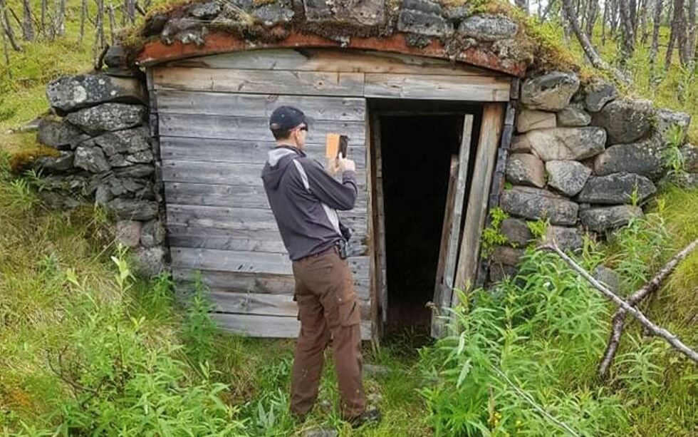 Jan-Steve Paulsen mener man burde tatt vare på mer av historien fra Forsvarets område på Nyborgmoen – som denne bunkersen/jordgammen.
FOTO: PRIVAT