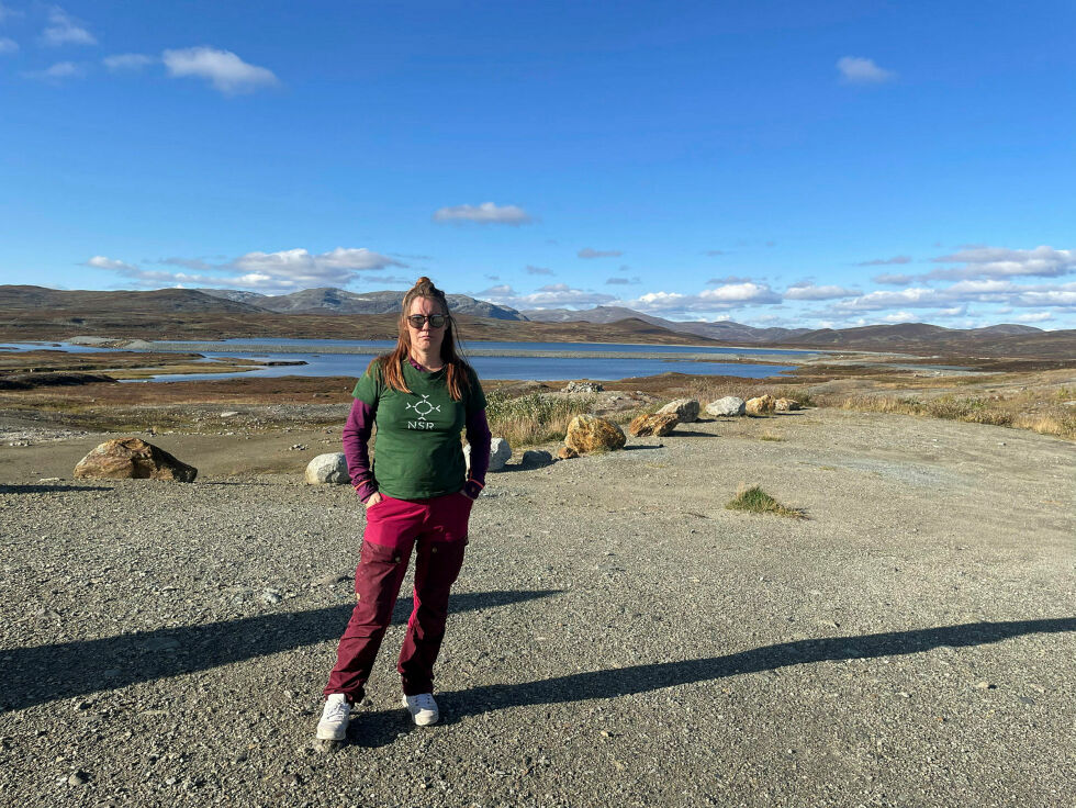 Beatrice Iren Fløystad ved restene av gruvene i Stekenjokk i svensk Jämtland.
 Foto: Privat