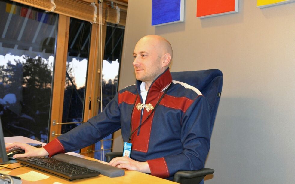 Plenumsleder Tom Sottinen skal for første gang lede et plenumsmøte fra pc-en. Foto: Steinar Solaas