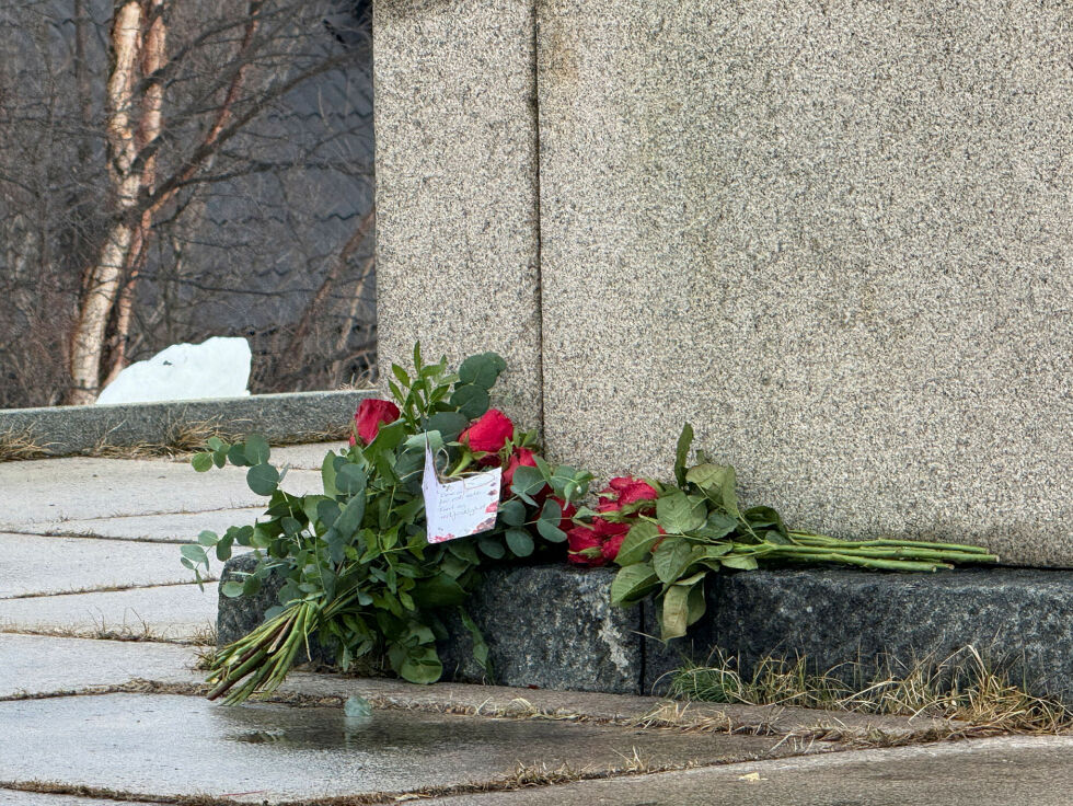 Disse to bukettene var alt som ble lagt ned av blomster på frigjøringsmonumentet i Kirkenes, på 80-årsdagen for Tysklands kapitulasjon i 1945.
 Foto: Hallgeir Henriksen