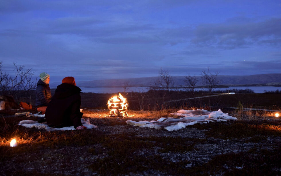 Marit Holm Pettersen og Britha Marie Stavang Berg var blant de mange som lørdag kveld aksjonerte på fredelig vis mot vindkraft.
 Foto: Sara Olaussen Stensvold