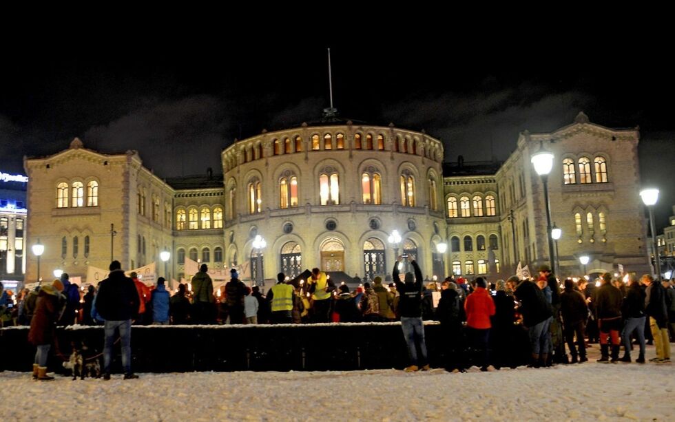 Stortinget i Oslo, her med demonstranter utenfor. Foto: Hannah Persen