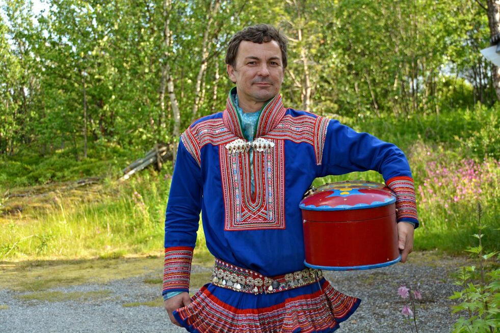 Kista Ole Morten holder er fylt med gaver til Terese, og viser hans rikdom og styrke. Kista fikk Ole Morten da han sto konfirmant, til nettopp dette formålet.
 Foto: Kristin Marie Ericsson