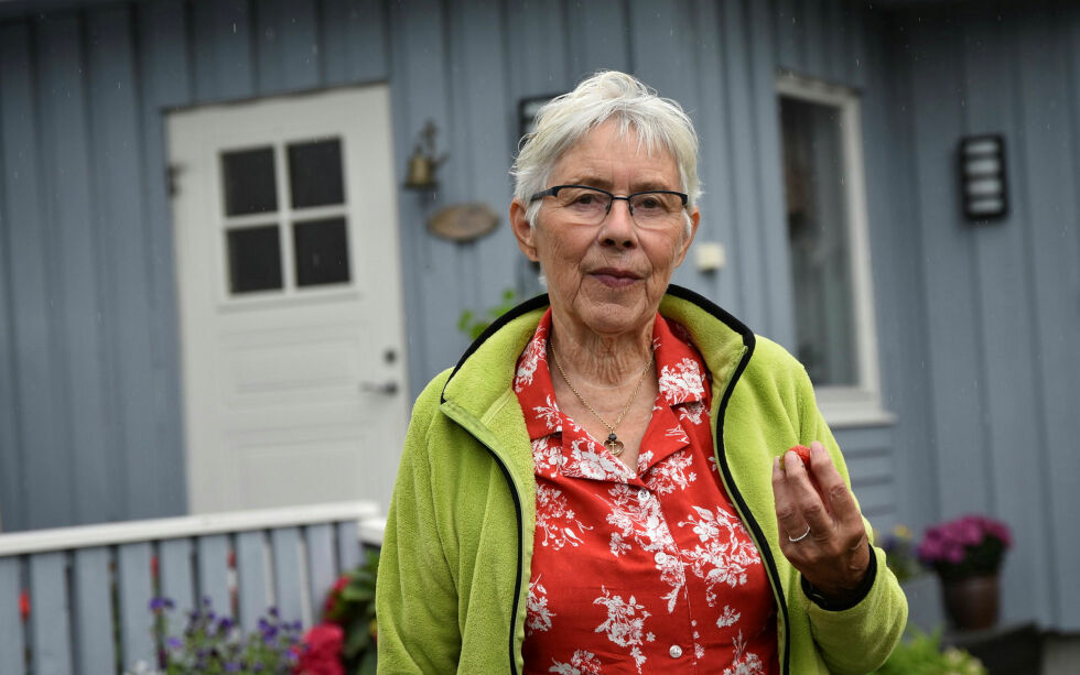 En fornøyd Aina Hanssen spiser jordbær fra egen hage i Anne Marie Nymos vei 6.
 Foto: Sara Olaussen Stensvold
